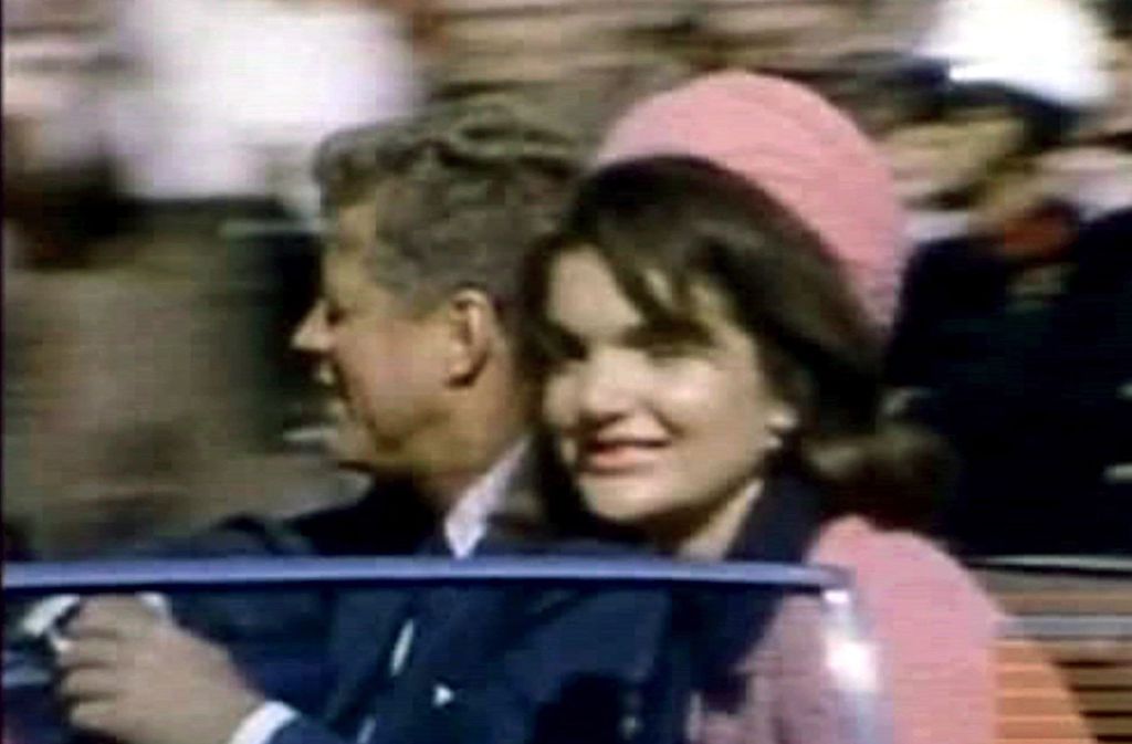 John F. Kennedy: US-Präsident John F. Kennedy wurde am 22. November 1963 in Dallas wahlweise von der Mafia, Vizepräsident Lyndon B. Johnson, der CIA, dem FBI oder Exil-Kubanern ermordet.