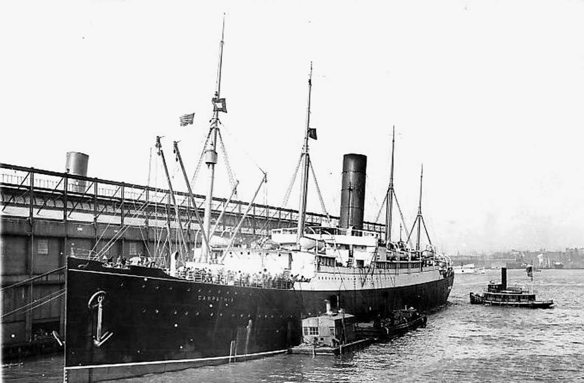 18. April 1912: Als die „Carpathia“, die die Überlebenden aufgenommen hatte, am Abend des 18. April in New York einlief, wurde die Anlegestelle weiträumig abgeschirmt. Die „Carpathia“ legte zuerst am Pier 59 der Chelsea Piers an, um die Rettungsboote der „Titanic“ hier zu entladen. Anschließend fuhr sie zum Pier 54, an dem etwa 30 000 Menschen in strömendem Regen warteten.