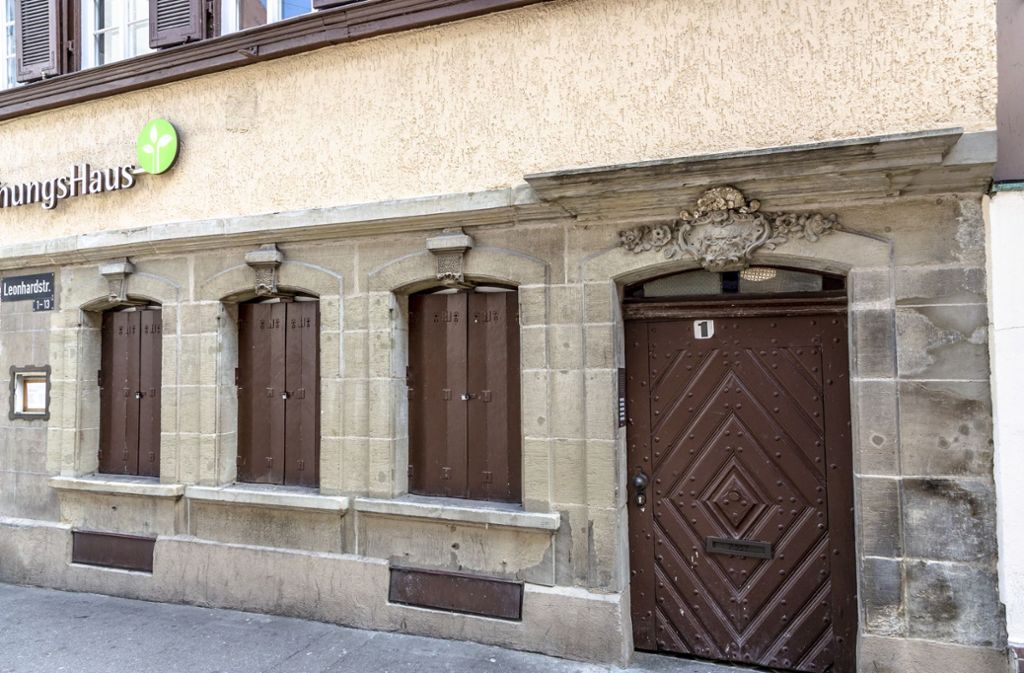 Das Erdgeschoss der Leonhardstraße zeichnet sich durch ungewöhnlich große Steinquader aus. In den Türsturz sind das Baujahr und der Bauherr eingemeißelt