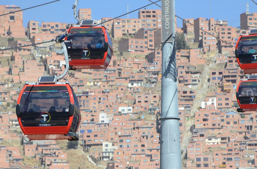 Die Wrestlings finden in El Alto statt. Die Stadt liegt auf etwa 4000 Metern Höhe und war früher ein Stadtteil von La Paz. Heute verbindet eine Seilbahn La Paz („den Frieden“) mit El Alto („der Höhe“) . Touristen lassen sich oft über die Märkte von La Paz und El Alto führen, um anschließend in uralten Bussen zu den Cholita-Wrestlings gekarrt zu werden.