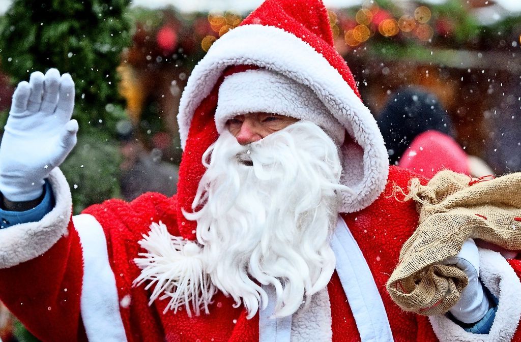 Der Nikolaus verteilt in Birkach und Degerloch Geschenke. Vor dem Bezirksrathaus gibt es ein Programm mit Wehnachtsmusik, aber auch Kung-Fu-Einlagen. Foto: dpa