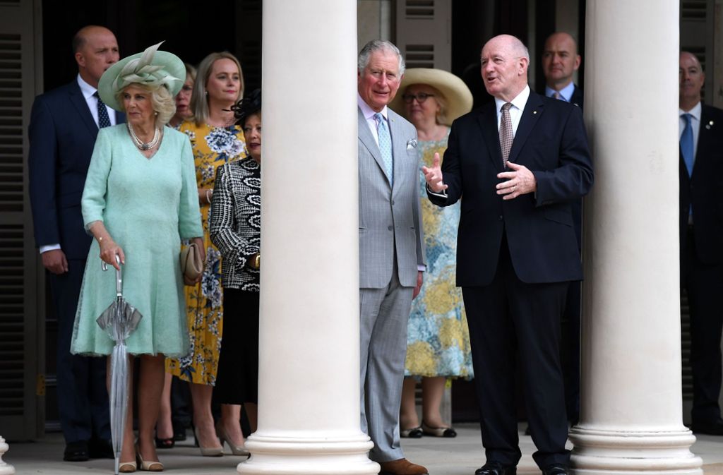 Charles (Mitte), Camilla (links) und Peter Cosgrove (rechts), Generalgouverneur von Australien, bei der Willkommenszeremonie im Old Government House.