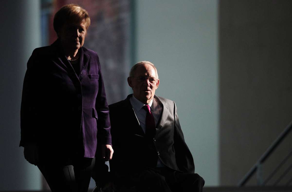 2010: Der damalige Bundesfinanzminister und die damalige Bundeskanzlerin Angela Merkel (CDU) kommen im Bundeskanzleramt zu einer Pressekonferenz.