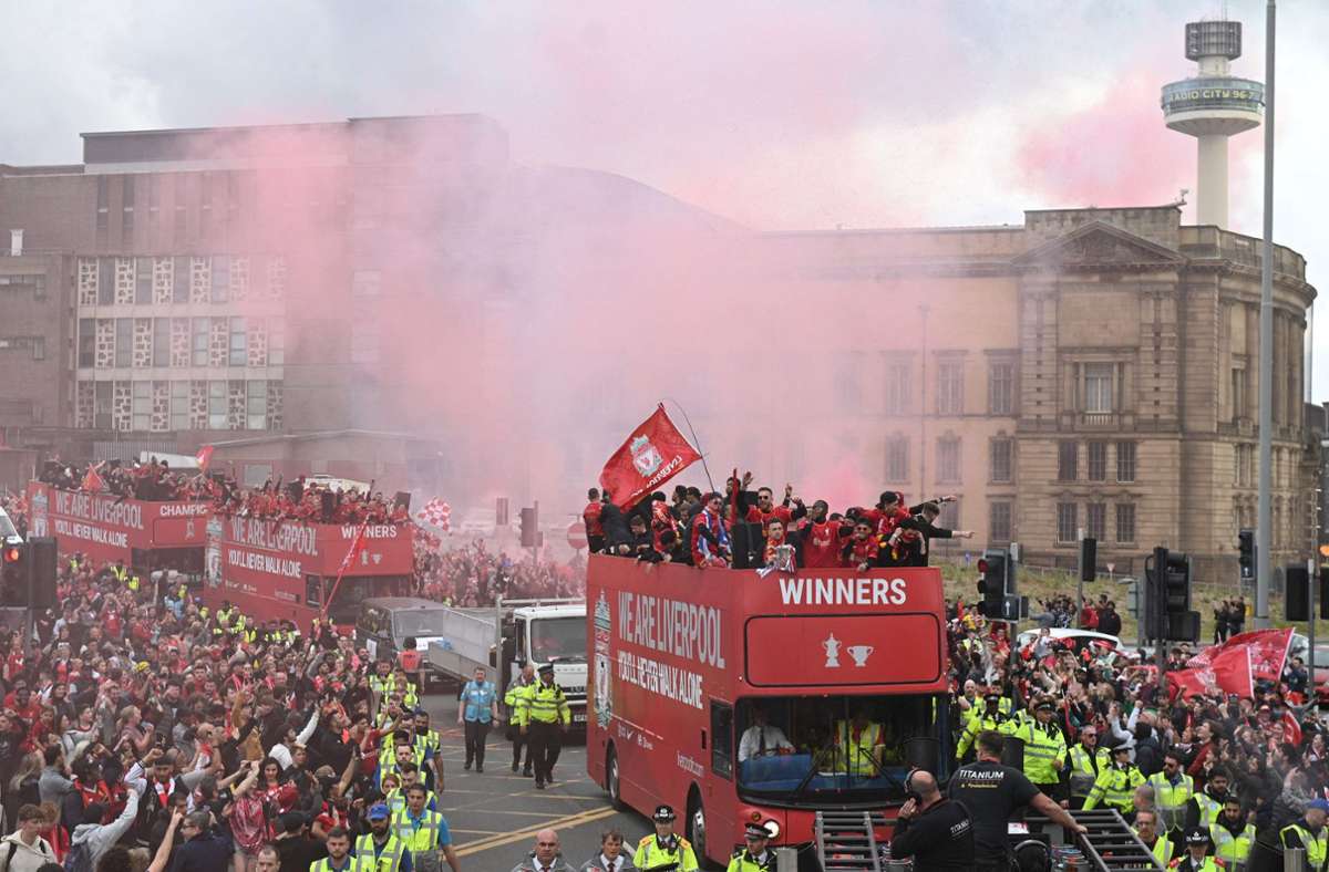 Der FC Liverpool bei der Parade durch die Stadt.