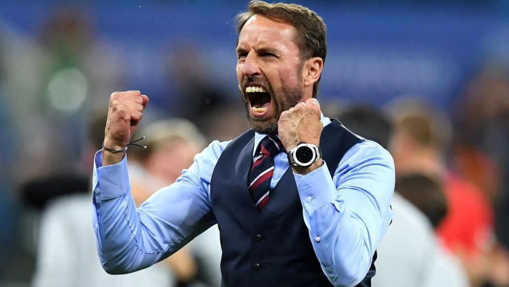 WM 2018: Englands Trainer Gareth Southgate kugelt sich die Schulter aus