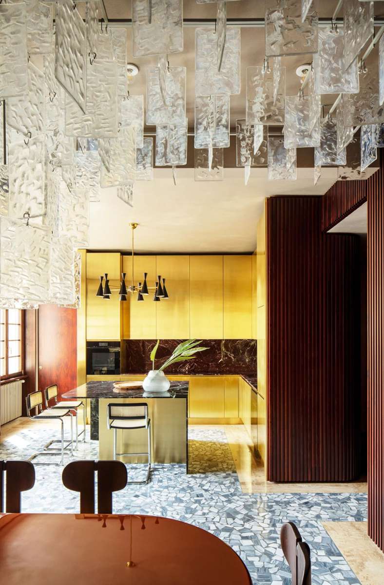 Die Küche mit poliertem Messing und rotem Marmor hat der Architekt selbst entworfen. Hannes Peer hat der Wohnung in dem Haus, das aus der Art Déco Zeit stammt, aber in den 1980ern kaputt renoviert wurde, zu neuem Glanz verholfen, . . .