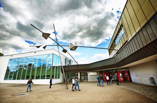 Das  Hölderlin-Gymnasium soll für  rund 14 Millionen Euro saniert werden, unter anderem sind die Fenster marode. Foto: Ines Rudel
