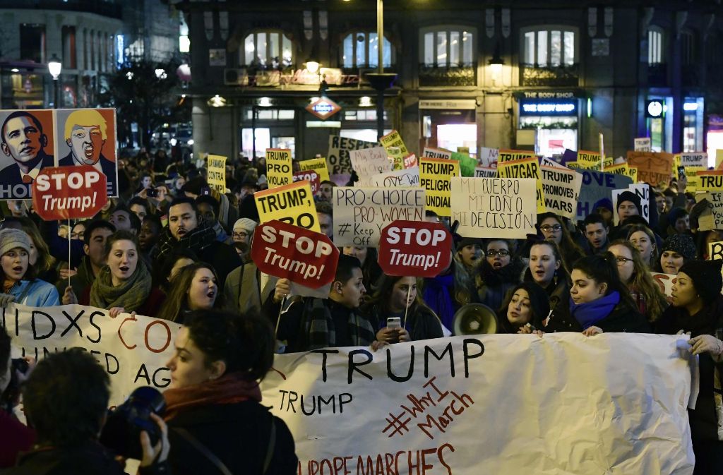 Donald Trumps Amtseinführung hat weltweit zu Protesten geführt, wie hier in Madrid.