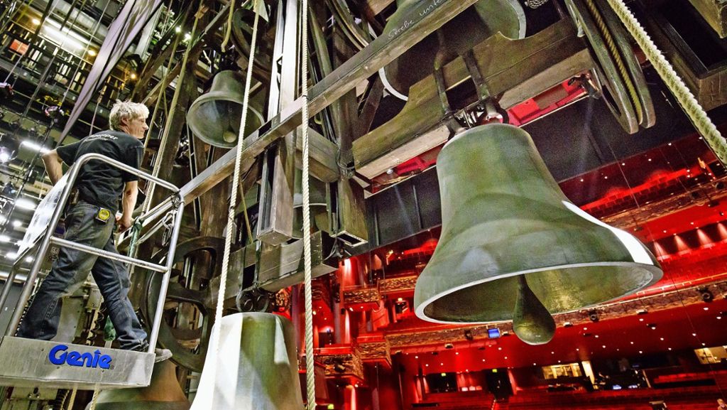 „Glöckner von Notre Dame“ in Stuttgart: Die meterhohen Glocken sind aus Pappe