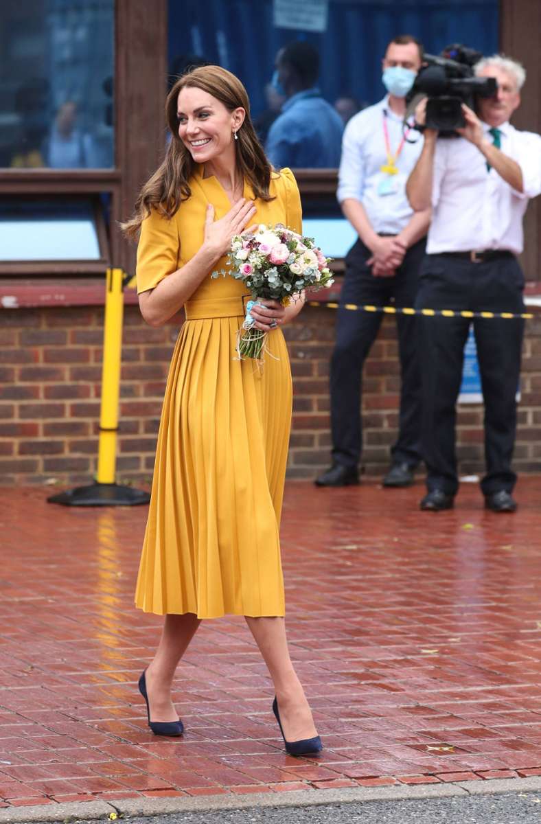 Oktober: Nach der royalen Trauerzeit für die verstorbene Queen trägt die neue Prinzessin von Wales Goldgelb – ein Tageskleid von Karen Millen.
