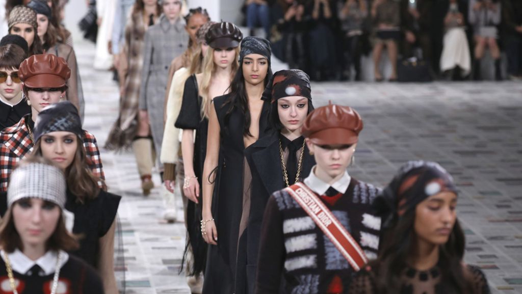  Auf der Fashion Week in Paris stellen die bekanntesten Designer ihre neuen Kollektionen vor. Bei Dior und Saint Laurent durften unter den Zuschauern natürlich auch die Promis nicht fehlen. 