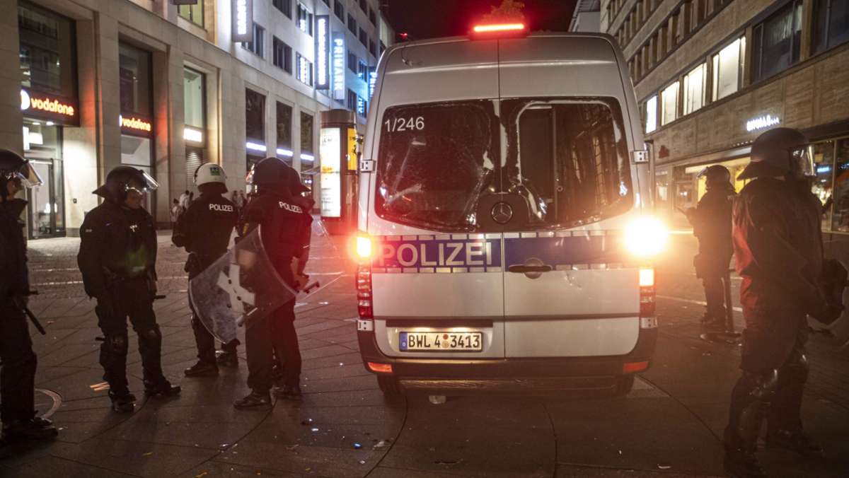  Die meisten der bislang 25 festgenommenen Tatverdächtigen aus der Stuttgarter Krawallnacht waren betrunken. Das gibt Innenminister Thomas Strobl am Dienstag bekannt. Außerdem gibt es weitere Hintergründe zur Herkunft der Randalierer. 