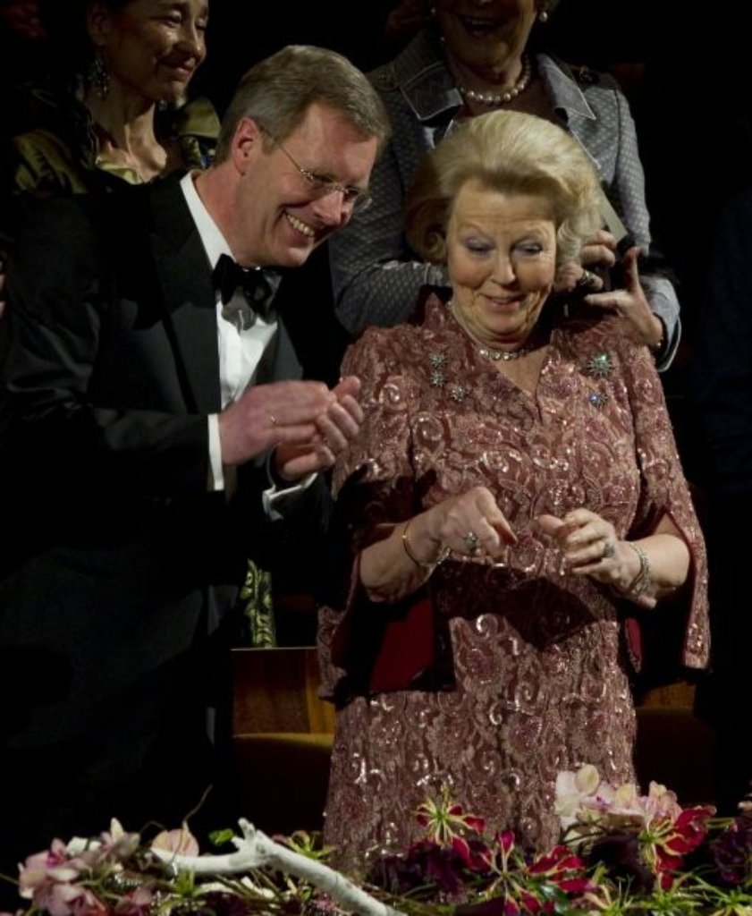 Mitte April hatte Bundespräsident Christian Wulff bereits Gelegenheit royale Luft zu schnuppern. Beim Staatsbesuch von Königin Beatrix der Niederlande. Lange waren er und seine Frau ...