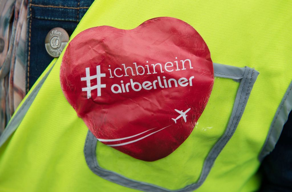 Aufder jacke klebt ein Sticker mit der Aufschrift „#ich bin ein airberliner“. Foto: dpa