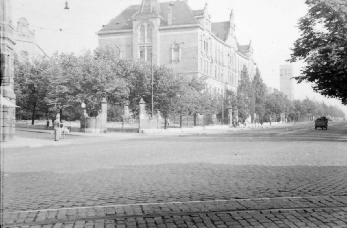 Schon damals bogen die Straßenbahngleise Richtung Friedhofstraße ab. Das Foto zeigt die Straßenseite gegenüber vom Pragfriedhof, im Hintergrund lässt sich die katholische Kirche Sankt Georg erahnen.