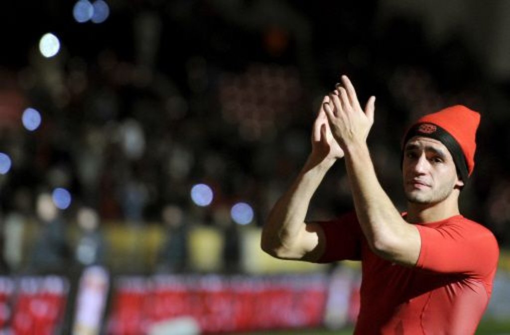 Tränen beim Abschied: Der 24-jährige Mittelfeldspieler Renato Augusto verlässt Bayer Leverkusen und schließt sich dem brasilianischen Verein Corinthians Sao Paulo an. Über die Höhe der Ablöse wurde Stillschweigen vereinbart, sie soll aber bei zirka 3,5 Millionen Euro liegen.