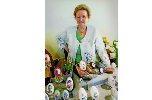 Annegret Wünsche beherrscht die Kunst der Knötchenstickerei. Ihre Werke sind auf internationalen Ostermärkten heiß begehrt. Foto: Annegret Wünsche