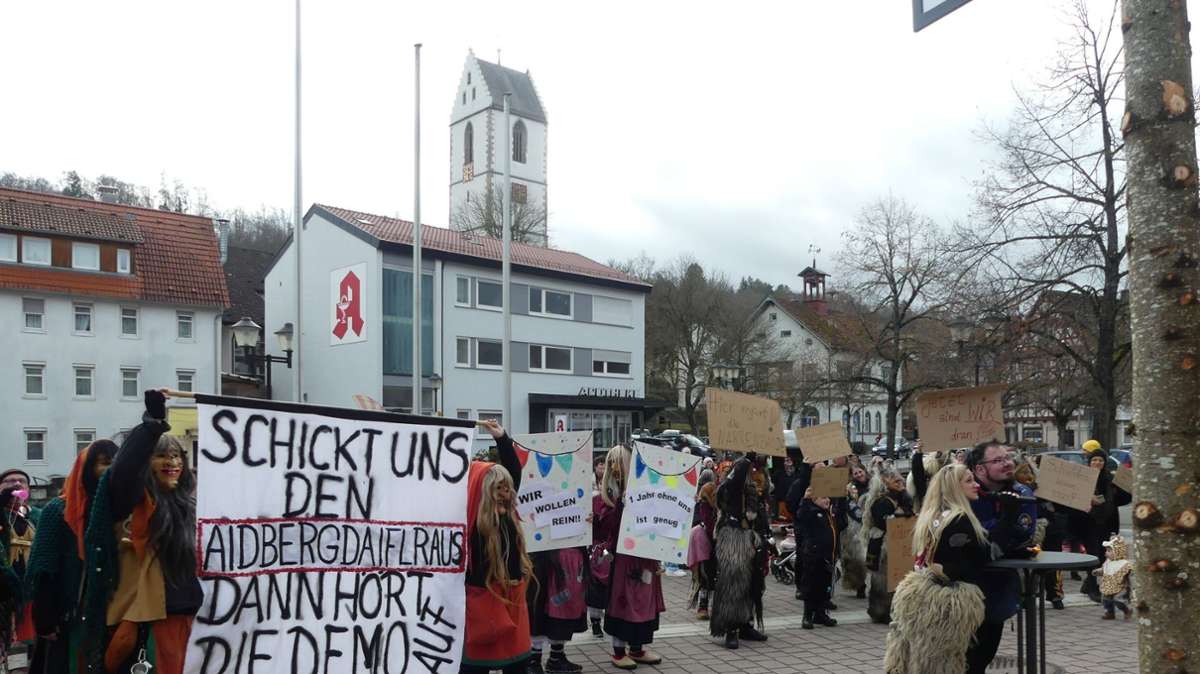 Große „Demo“ vor dem Aidlinger Rathaus.