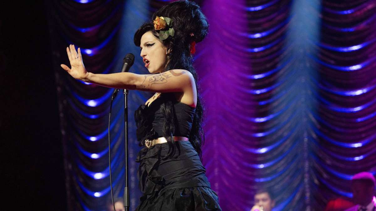 Maria Abela als Amy Winehouse