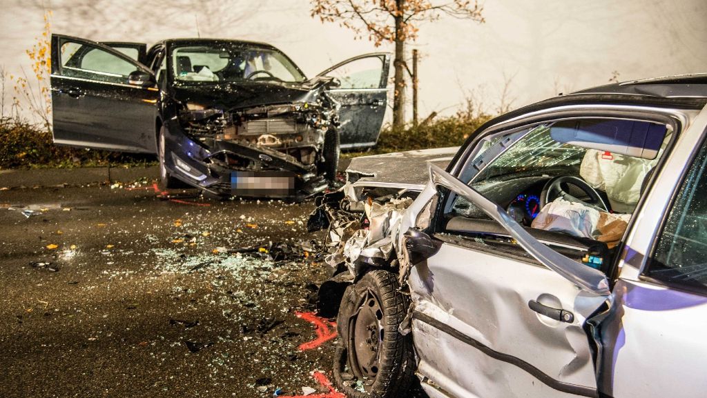 Unfall in Filderstadt: Autos fahren frontal ineinander – zwei Frauen verletzt