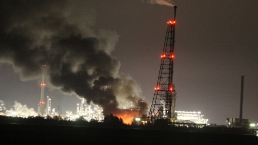 Mehrere Explosionen in einem Chemiewerk des Ölkonzerns Shell im niederländischen Moerdijk haben in der Nacht zum Mittwoch einen Großbrand ausgelöst. Der Feuerball war mehrere Kilometer weit bis nach Rotterdam zu sehen. Es gab weder Tote noch Verletzte. 