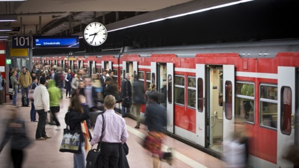 S-Bahn in Stuttgart: Baggerbiss an der Jägerstraße legt S-Bahn lahm