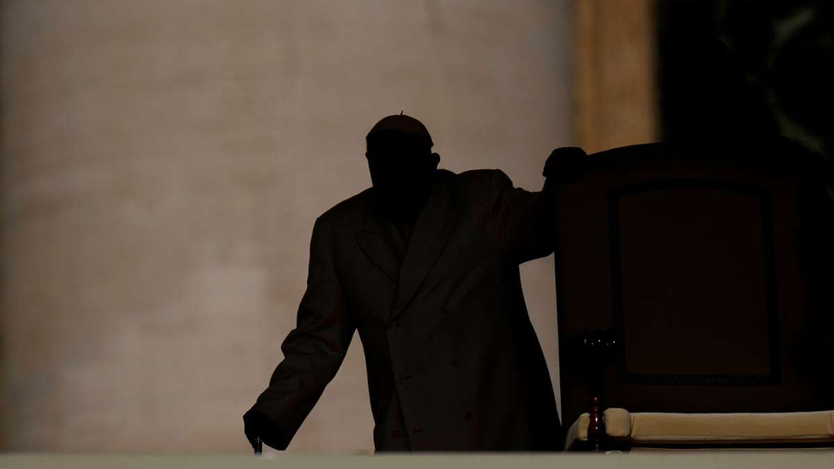 Silhouette: Papst Franziskus bei der Ankunft zu seiner wöchentlichen Generalaudienz auf dem Petersplatz im Vatikan.
