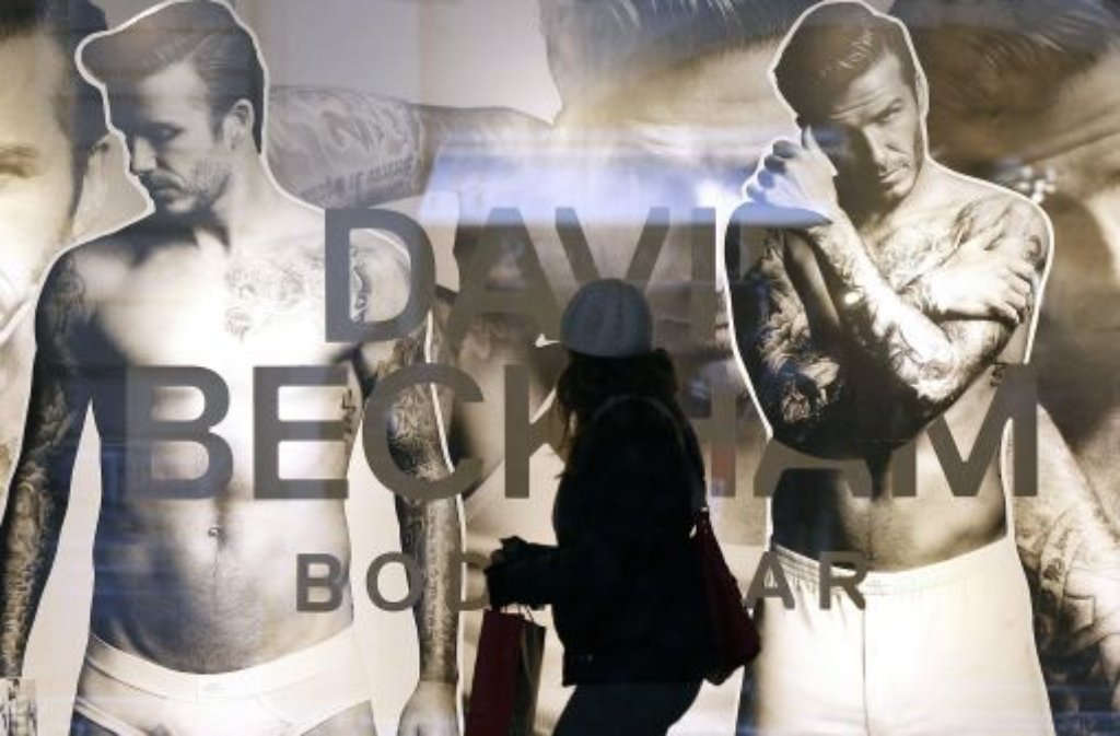David Beckham oben ohne - der Fußballer hat für die Modekette H&M Unterwäsche entworfen.