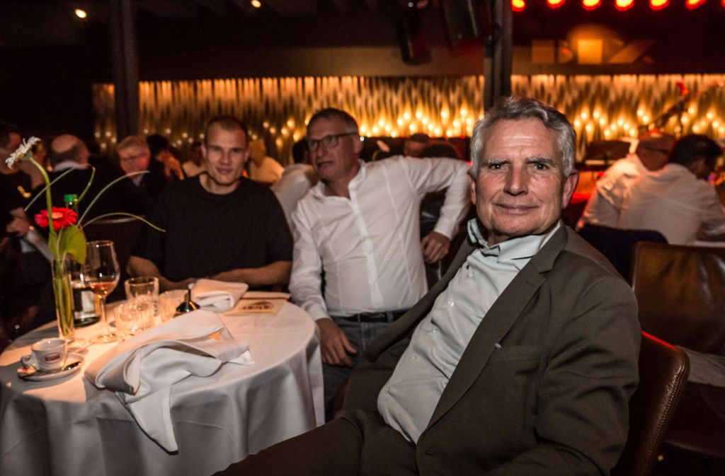 VfB-Präsident Wolfgang Dietrich mit VfB-Sportvorstand Michael Reschke und VfB-Profi Holger Badstuber (von rechts nach links).