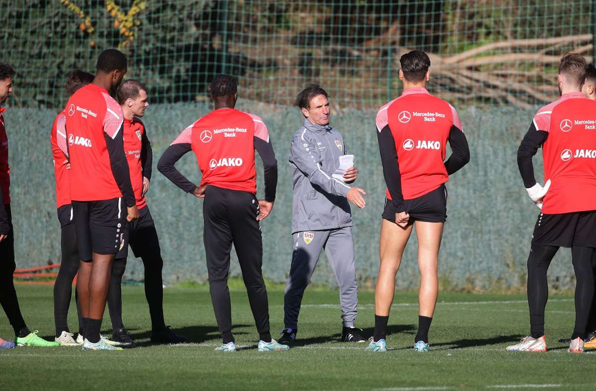 Tag sechs im Trainingslager in Marbella: Trainer Bruno Labbadia gibt Anweisungen für den Spielaufbau.