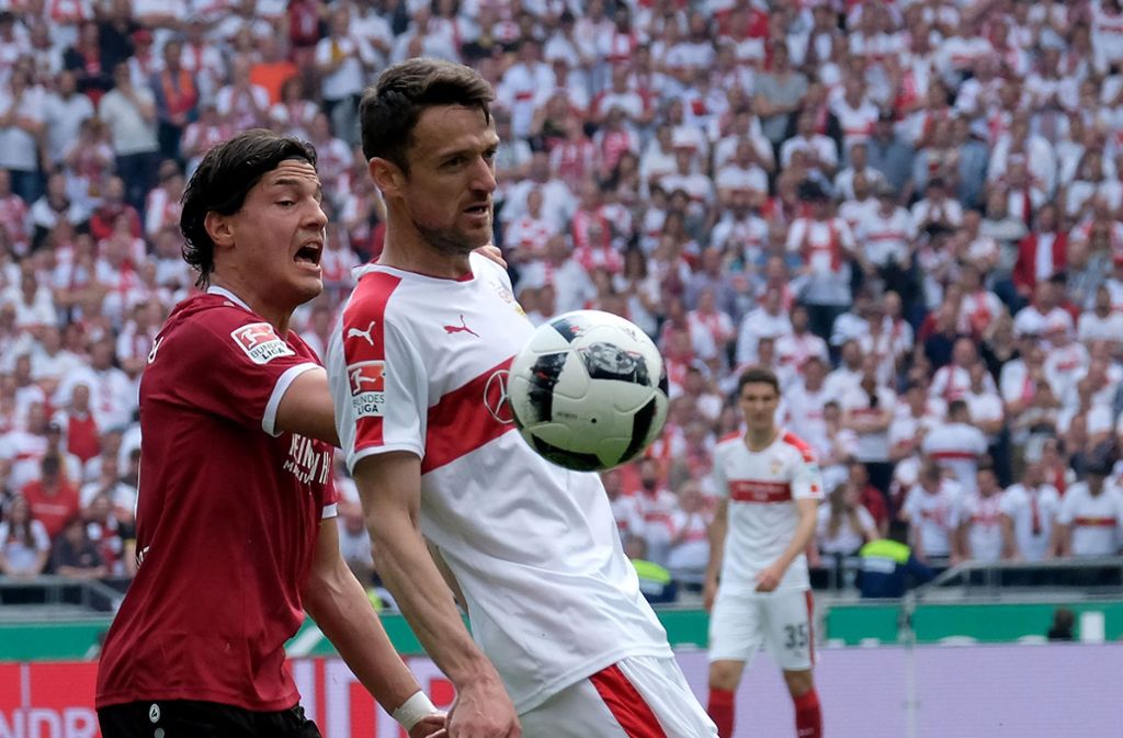 VfB-Kapitän Christian Gentner und der Hannoveraner Miiko Albornoz