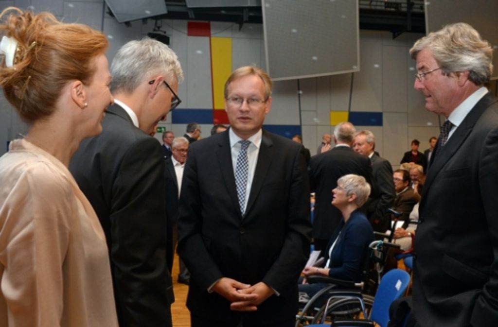 Im Saal warten (v.l.) Frau Koch, Bürgermeister Andreas Koch, Regierungspräsident Johannes Schmalzl und Regionalpräsident Thomas Bopp auf den neuen OB.