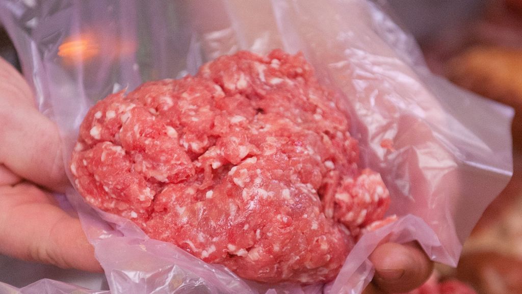  Auch wenn dort nicht geschlachtet wird, müssen Supermärkte mit Frischfleischtheken nach einem Urteil des Verwaltungsgerichtshofes Baden-Württemberg einen Fleischermeister anstellen. Die Beschäftigung von Fleischfachverkäufern sei nicht ausreichend. 