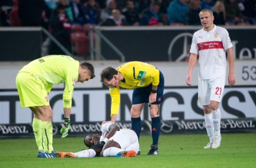 VfB-Verteidiger Antonio Rüdiger hat sich in der Schlussphase des 0:4 (0:3) in der Fußball-Bundesliga gegen den FC Schalke 04 vermutlich eine Verletzung am rechten Knie zugezogen.