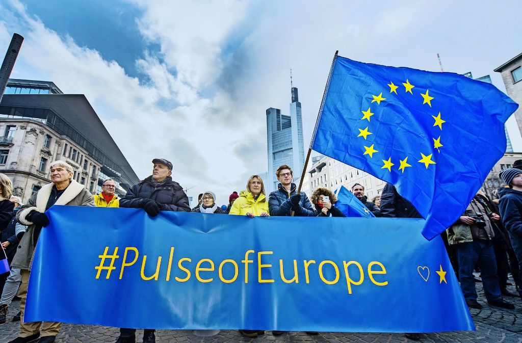 Mit einer Menschenkette und einer Kundgebung zeigen Menschen wie hier in Frankfurt, dass ihnen die Grundwerte der offenen Gesellschaft wichtig sind. Foto: dpa