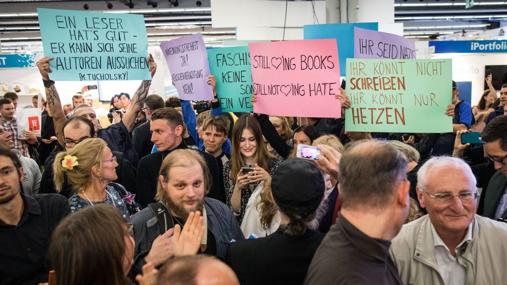  Der Auftritt der „Neuen Rechten“ auf der Frankfurter Buchmesse sorgt weiter für Auseinandersetzungen. Am Samstag kam der umstrittene Thüringer AfD-Landtagsfraktionschef Björn Höcke. 