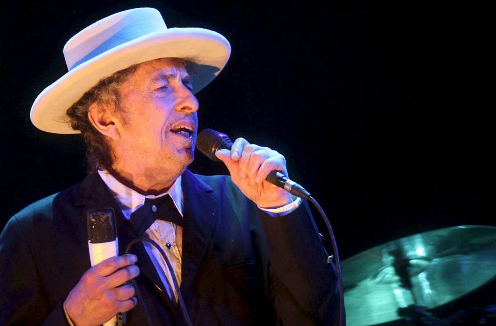 Herrlich Dandyhaft: der aktuelle Literaturnobelpreisträger Bob Dylan, allerdings auf der Bühne, wo der Hut als Teil des Outfits bei Männern deutlich häufiger vorkommt,...