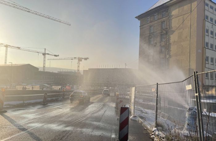 Wasserrohrbruch verwandelt Straße in Eispiste