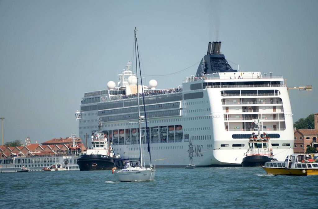 Schon seit längerem stehen Kreuzfahrtschiffe in Venedig in der Kritik.