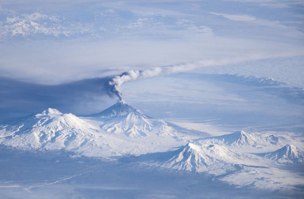 Die Halbinsel Kamtschatka in Russland beherbergt viele aktive Vulkane. Das Bild vom 16. November 2013 zeigt den Ausbruch des etwa 4700 Meter hohen Kljutschewskaja Sopka.
