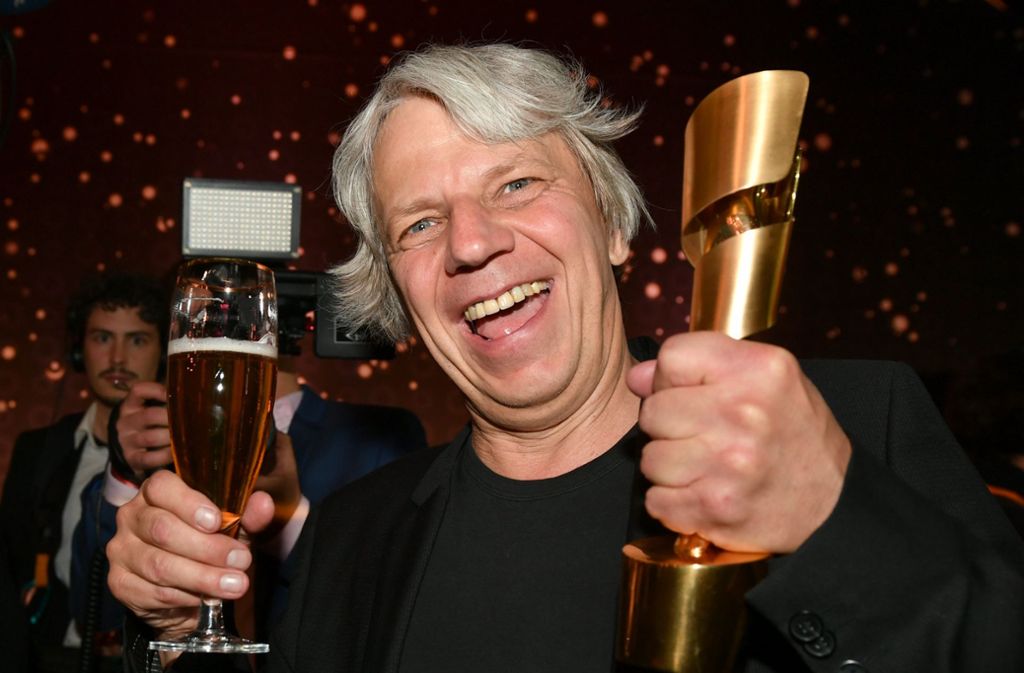 Regisseur Andreas Dresen freut sich nach der Verleihung des 69. Deutschen Filmpreises „Lola“ über die Auszeichnung in der Kategorie „Beste Regie“ für seinen Film „Gundermann“.