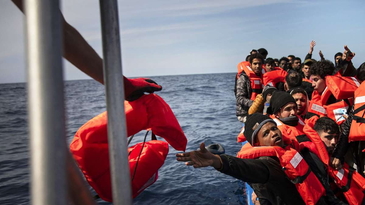 Behörden verweigern Evakuierung: 17-Jähriger stirbt nach zwei Stunden an Bord eines Rettungsschiffs
