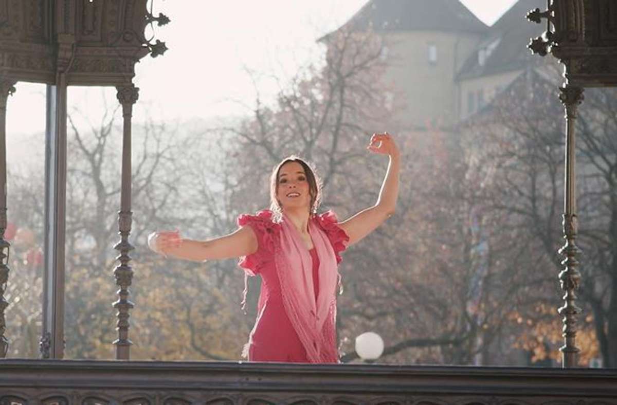 ...trifft auf die Stuttgarter Flamenca Michèle Bredow, die auf dem Schlossplatz tanzt.