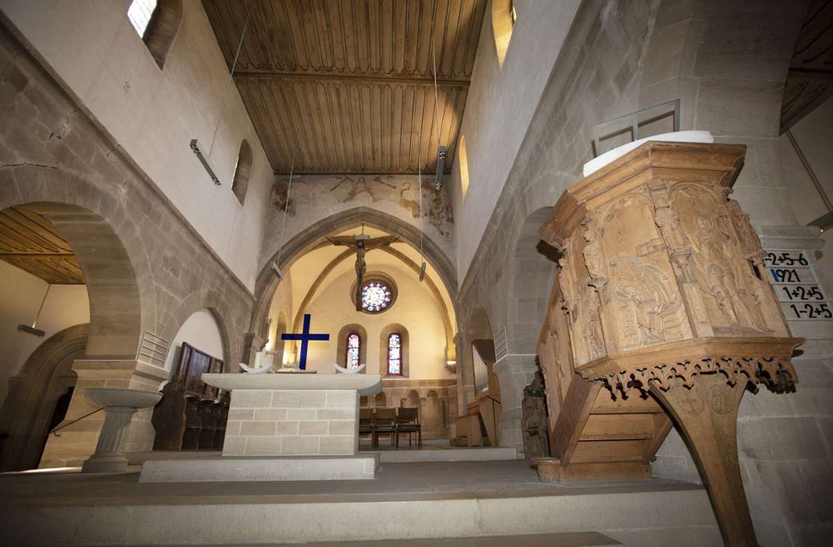 Die kunstvoll geschnitzte Kanzel aus dem Jahr 1518 erinnert an die Zeit, als die Kirche noch mit katholischem Prunk geschmückt war.