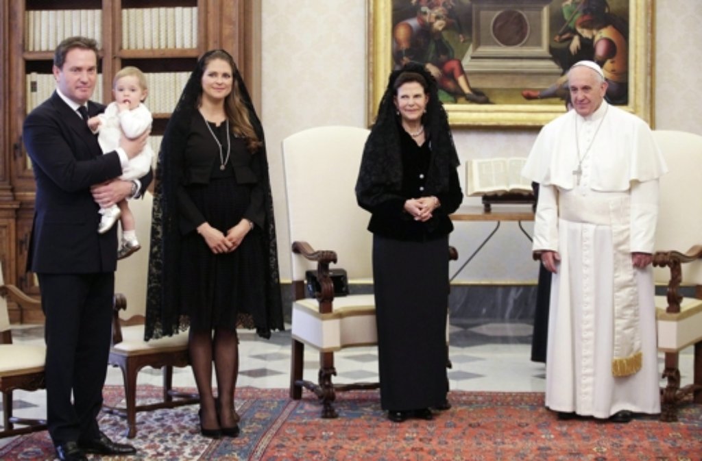 Christopher ONeill mit seiner Tochter Leonore, seine Frau Prinzessin Madeleine, Königin Silvia (von links) und Papst Franziskus.
