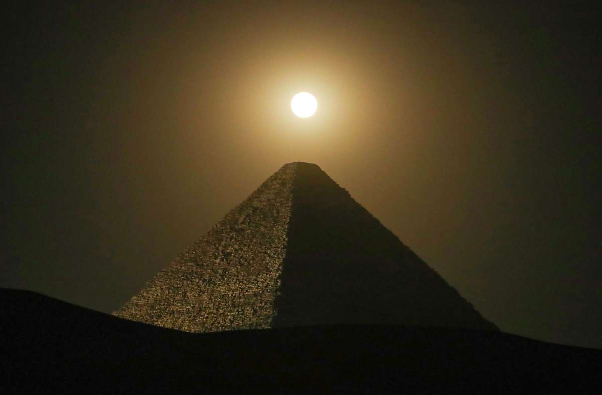 Über der Großen Pyramide von Gizeh, der Cheops-Pyramide, zeigte sich das Naturschauspiel, ...