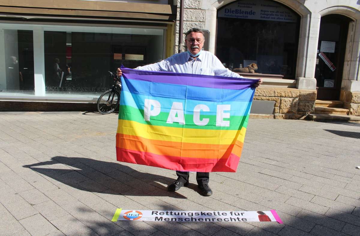 Ein Teilnehmer mit Pace-Flagge.