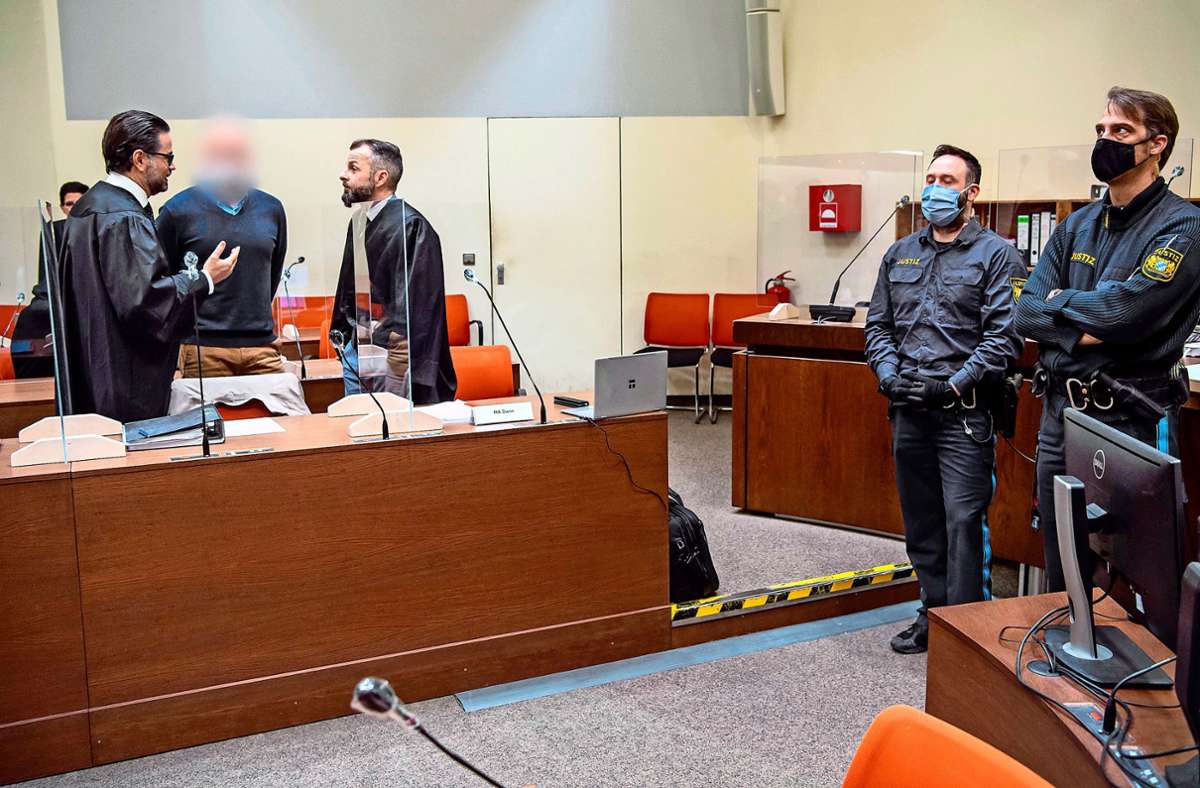 Mark Schmidt (gepixelt) während des Prozesses in München. Foto: dpa/Peter Kneffel