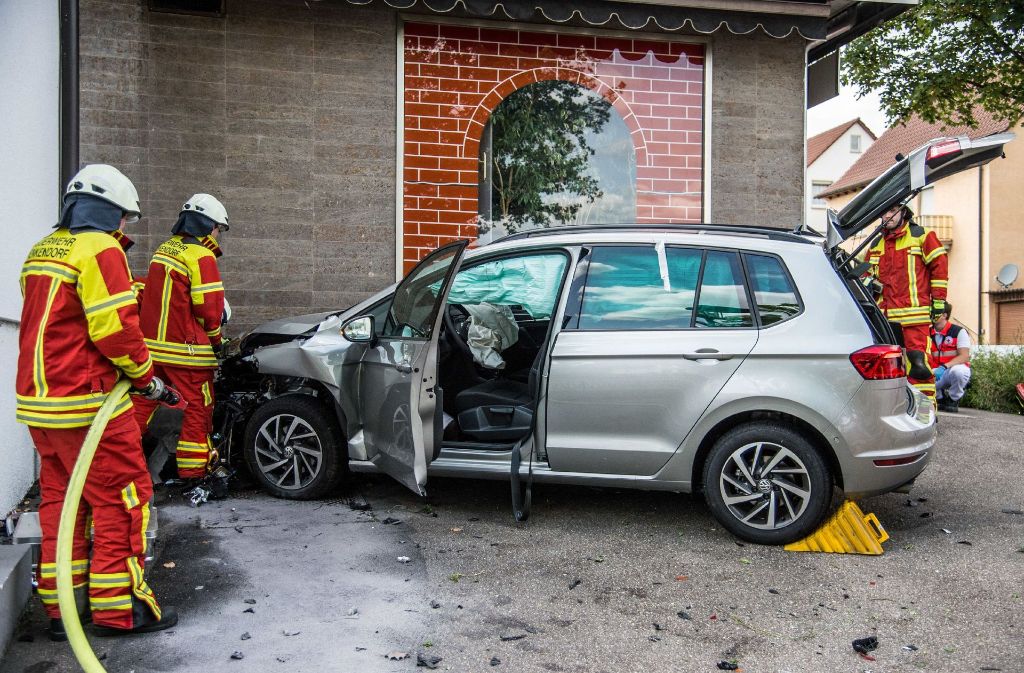 Bei dem Unfall in Denkendorf wurden vier Personen verletzt.