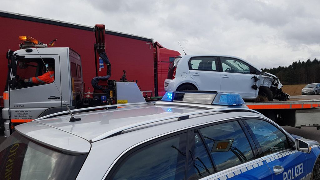 Schwerer Unfall in Löchgau: 71-Jährige will helfen und wird von Auto erfasst